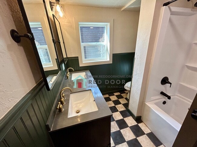 Building Photo - Spacious 5 bedroom, 3 bathroom single-family home.