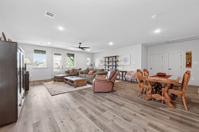 Building Photo - 9979 Pebble Glen Dr