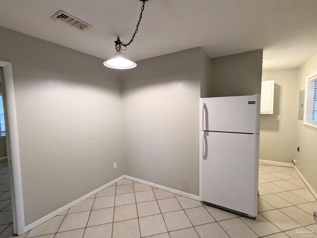Building Photo - 5185 Hilltop Dr