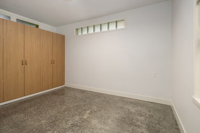 Building Photo - 2562 Dexter Ave N