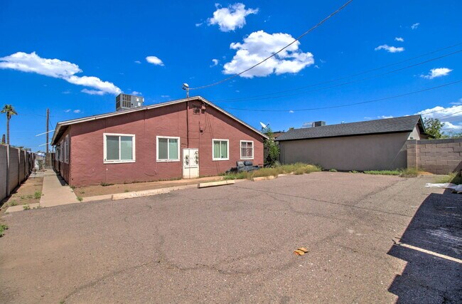 Building Photo - 1501 E Roosevelt St