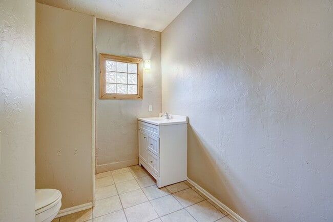 Building Photo - Cozy Efficiency Apartment Minutes from OU Campus