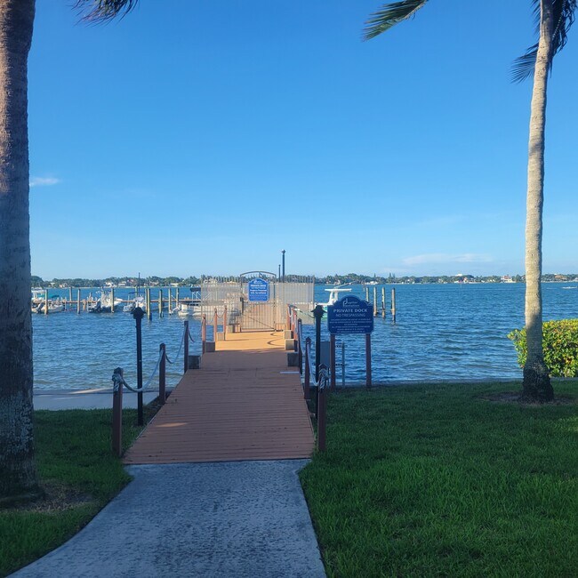 Building Photo - 825 Center St