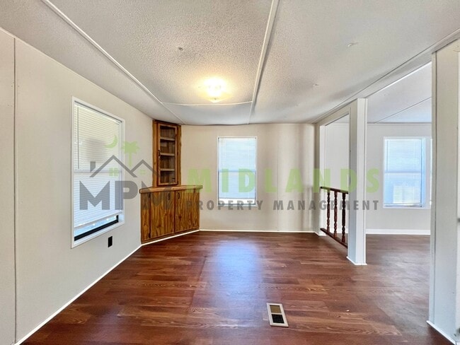 Building Photo - 2413 S Lake Dr