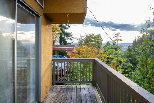 Building Photo - CONDO W/ A VIEW!!! CLOSE TO OHSU,PSU and M...