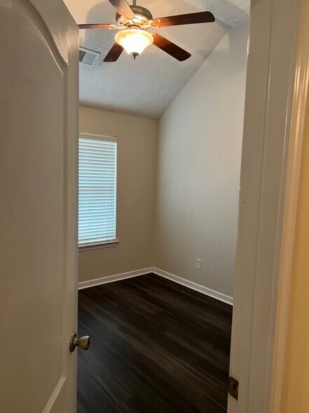 Building Photo - 827 Hannah Ct