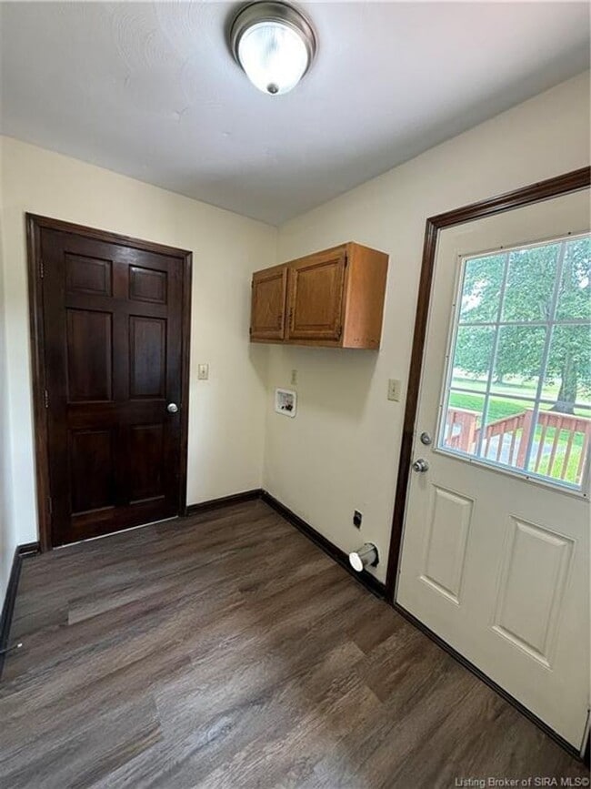 Building Photo - Golf course views in Floyds Knobs!