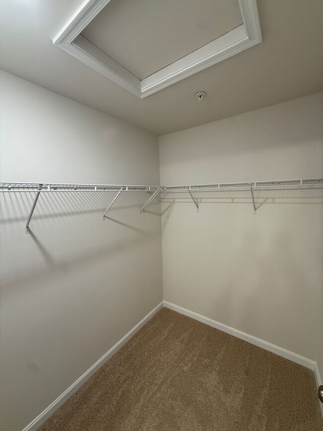 Building Photo - Beautiful 4BR Home with Garage & Modern Kitchen in Greenway Farms