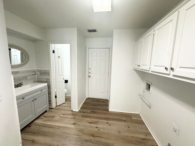 Building Photo - Gorgeous Home For Rent