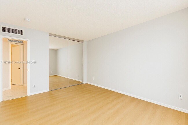 Building Photo - 3301 N Country Club Dr