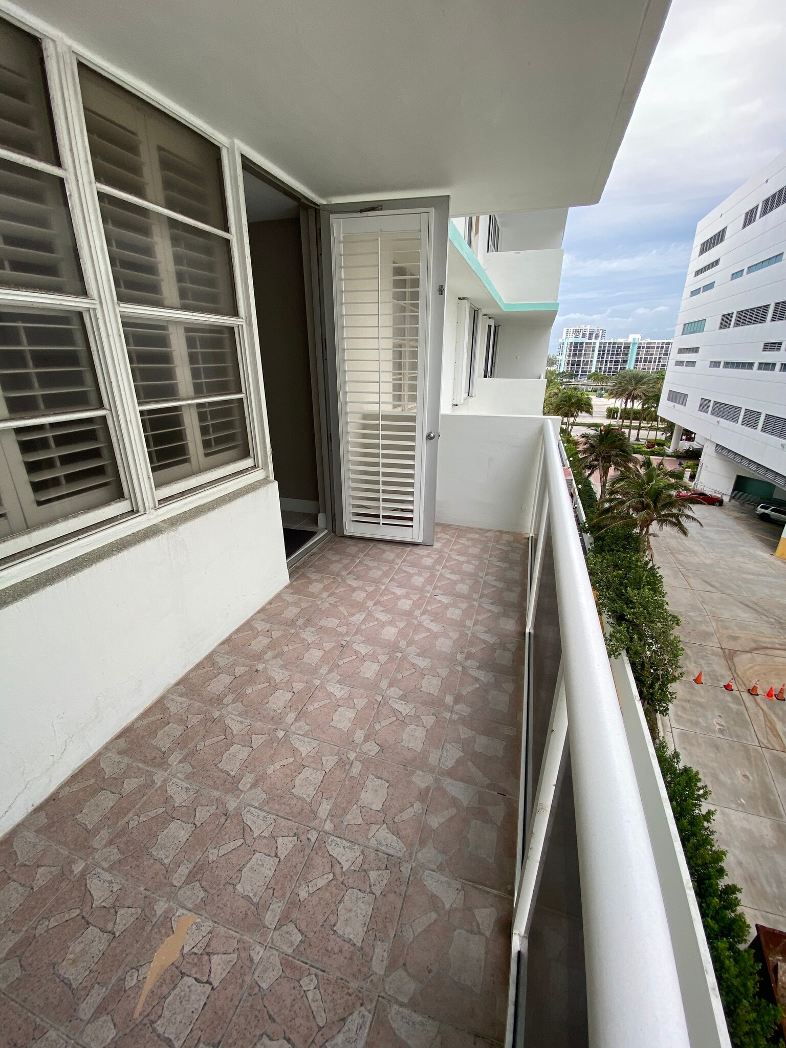 Building Photo - 3725 S Ocean Dr