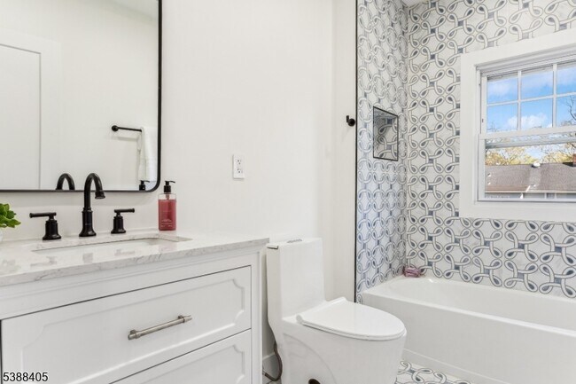 Building Photo - 648 E Broad St