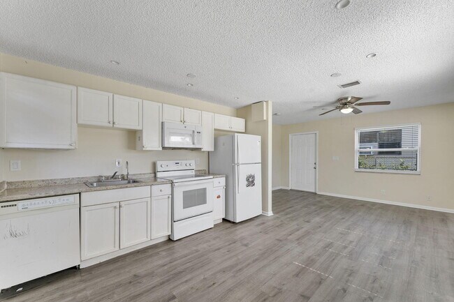 Building Photo - 1340 W 35th St