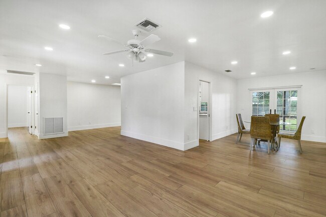 Building Photo - 1009 Alamanda Dr