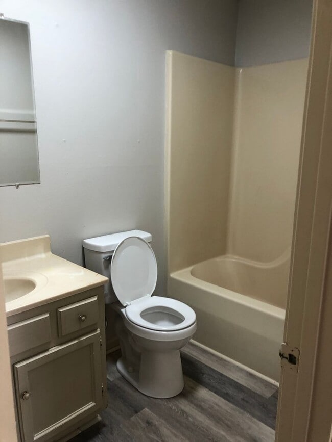 Building Photo - Downtown 2 Bedroom Apartment! Water included!