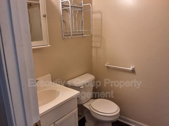 Building Photo - 120 Academy Ln