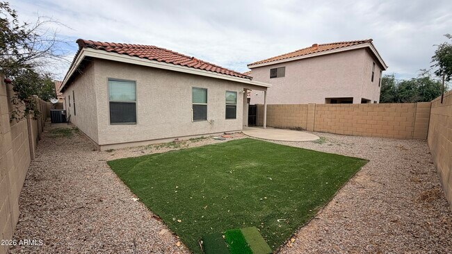 Building Photo - 689 E Springfield Pl