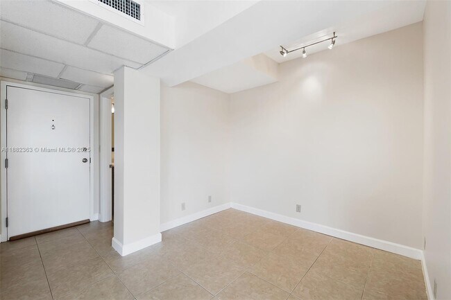 Building Photo - 619 Orton Ave