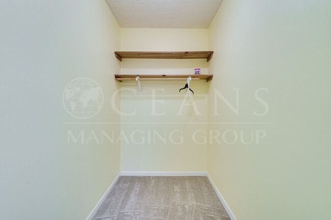 Building Photo - Spacious Condo with utilities included! Lo...