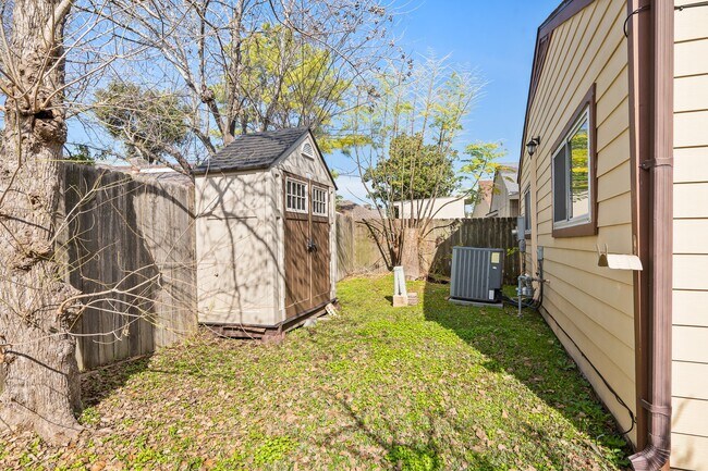 Building Photo - 4330 Willow Beach Dr