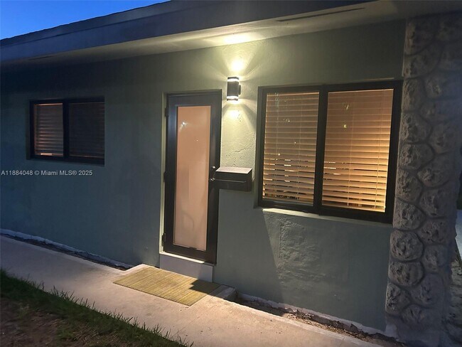 Building Photo - 1050 NE 9th Ave