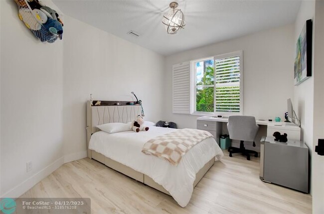 Building Photo - 2563 Jardin Ln