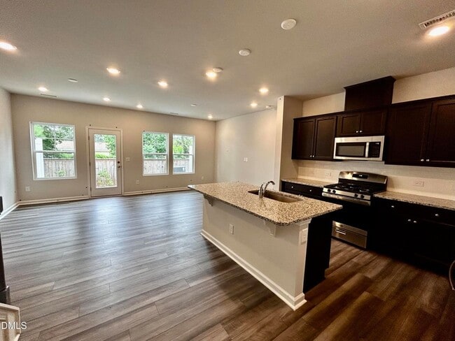 Building Photo - 154 Paramount Dr