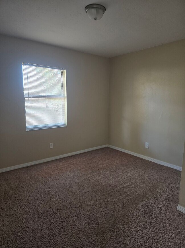 Building Photo - 3 bedroom 1 bath home