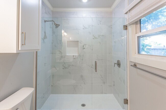 Building Photo - Beautiful & Updated Ridgedale Home!