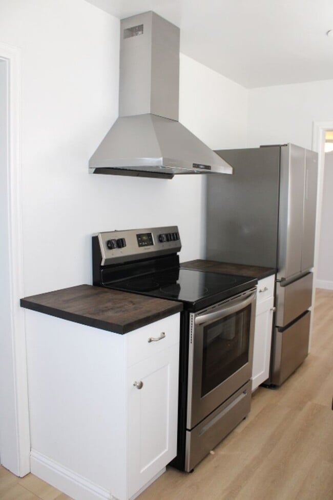 Building Photo - 5910 Skyline Dr