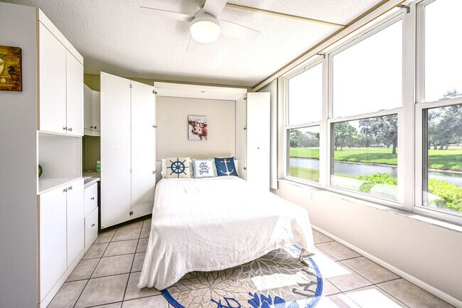 Building Photo - 745 W Country Club Dr