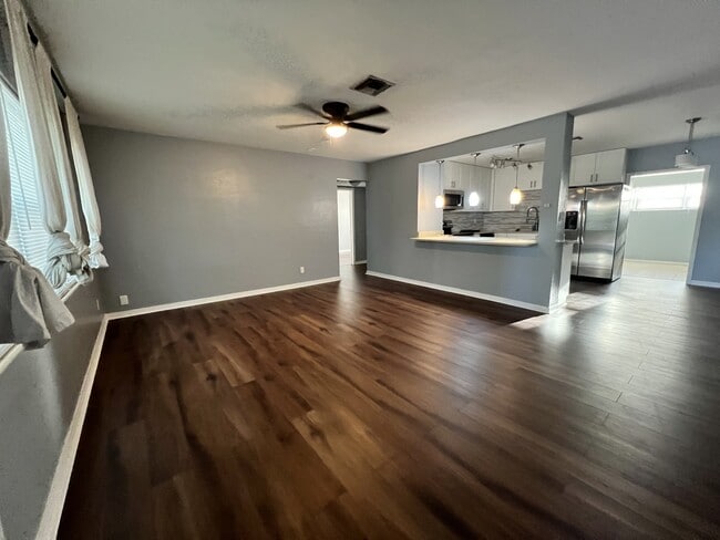Building Photo - 700 Tam O Shanter Dr