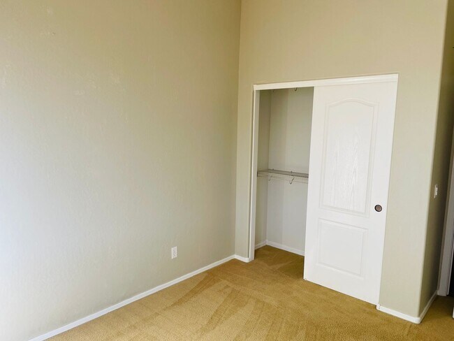 Building Photo - 5015 E Somerset Dr