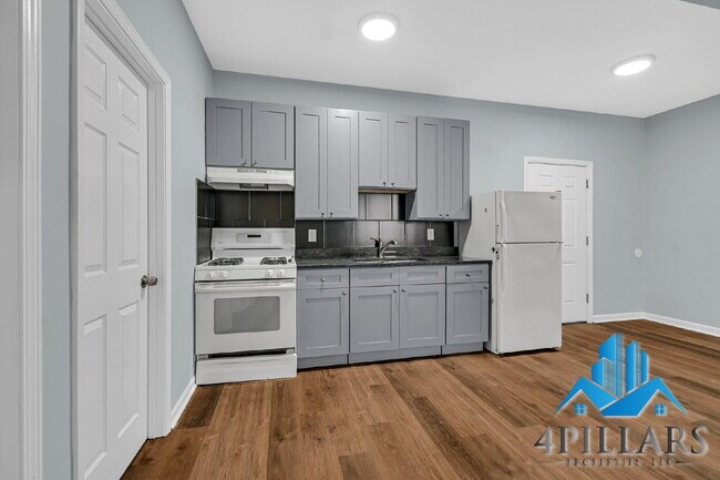 Building Photo - "Charming 2-Bedroom Haven in East Chicago - Spacious 750 Sq Ft Gem!"