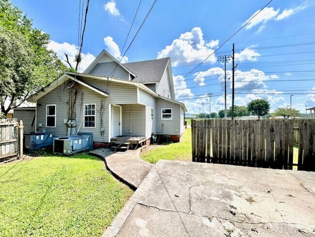 Building Photo - 3514 SW Triana Blvd