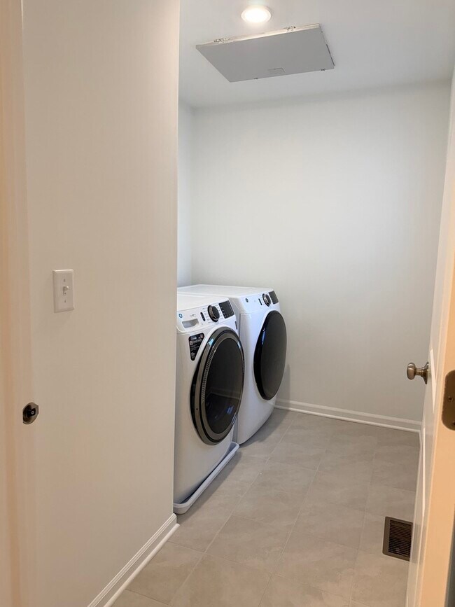 Building Photo - 324 Kingsport Dr