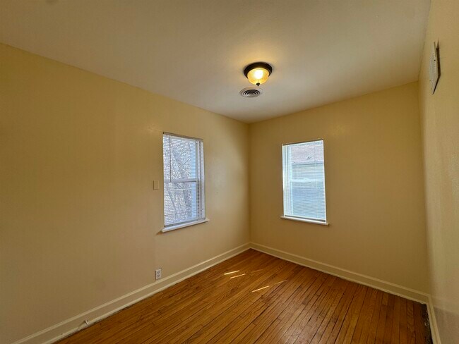 Building Photo - 2824 School St