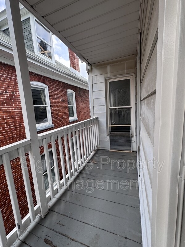 Building Photo - 627 N Mulberry St