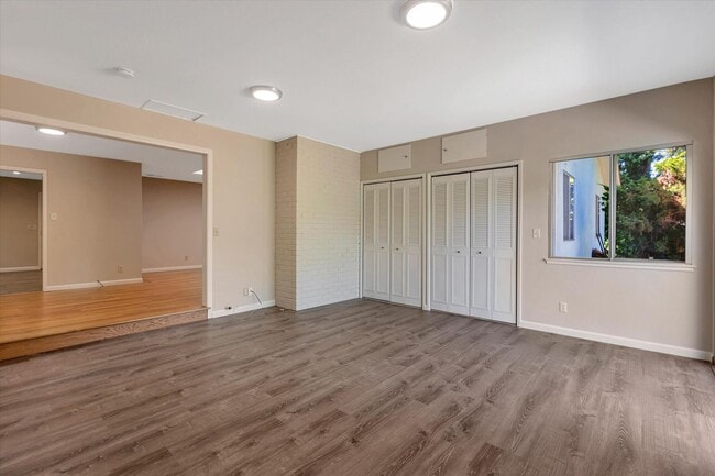 Building Photo - Beautifully Remodeled 4 Bedroom (+ bonus room and closet) 2 Bathroom Mountain View Home!