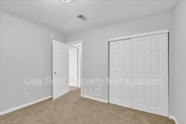 Building Photo - 2000 Chateau Dr