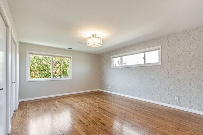 Building Photo - Remodeled 6-Bedroom House