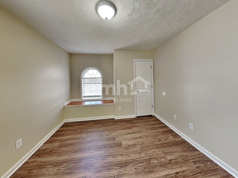 Building Photo - 5455 Yellow Pine Dr