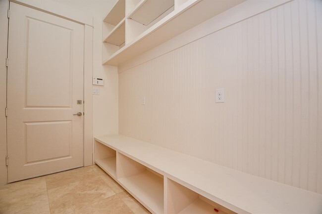 Building Photo - 3203 Blue Bonnet Blvd