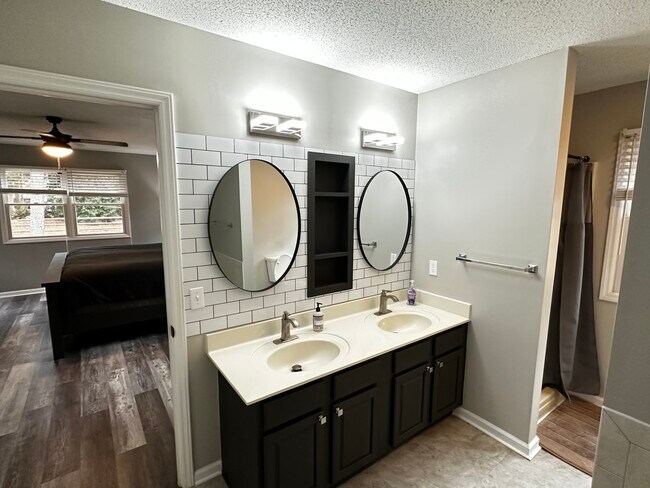 Building Photo - 440 Lobelia Dr