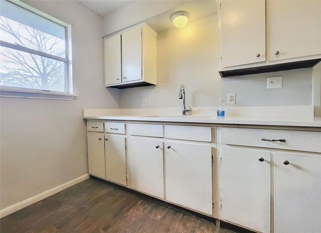 Building Photo - Charming 3-Bed, 1.5-Bath Home in Austin!