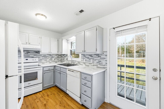 Building Photo - 3-Bedroom Townhouse with Yard & Privacy in Harrisonburg