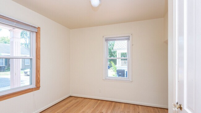 Building Photo - 903 Sylvan Ave