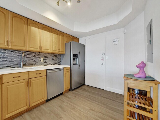 Building Photo - 1351 NE Miami Gardens Dr