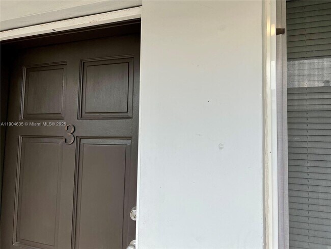 Building Photo - 1012 SW 4th Ave