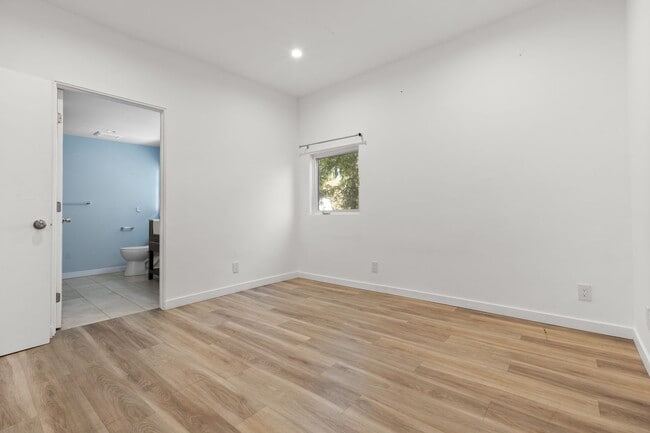 Building Photo - 3 Bedroom, 2 Bathroom apartment in a prime...